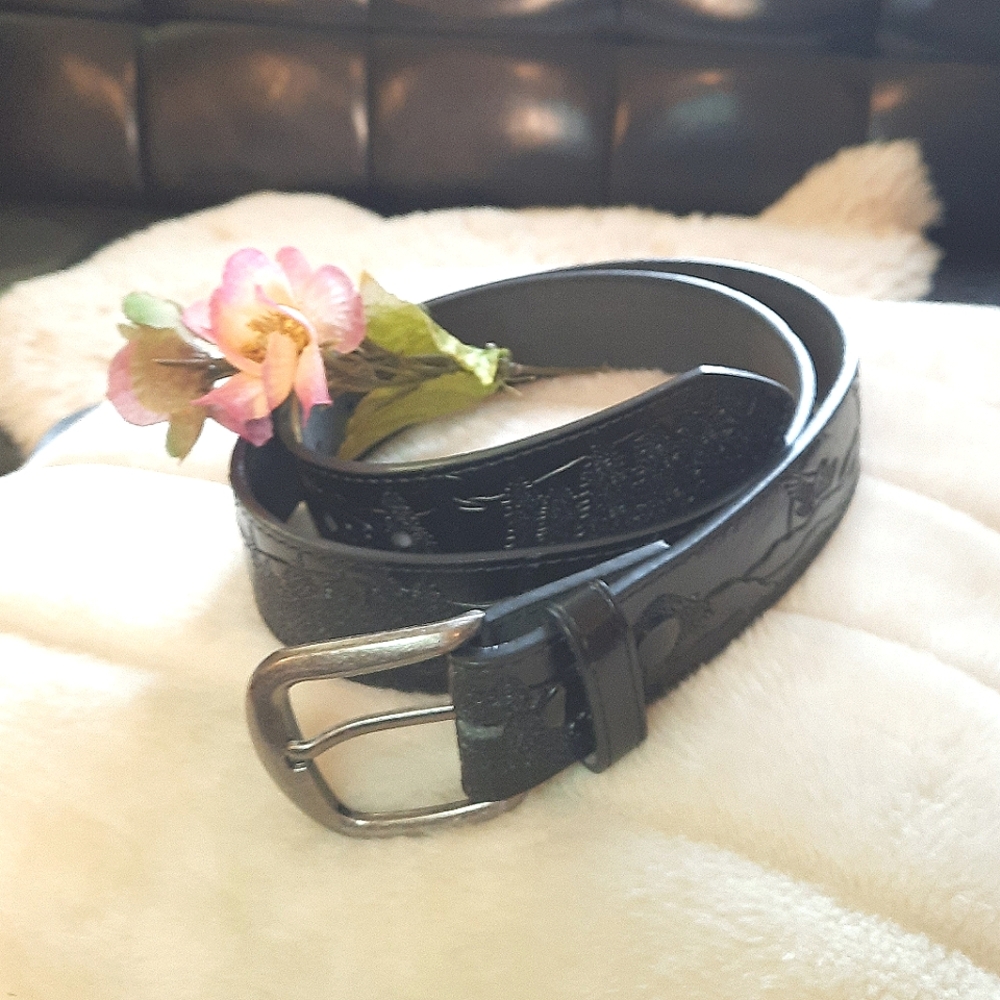 Wild Life Outdoor Scene Tooled Pattern Belt
